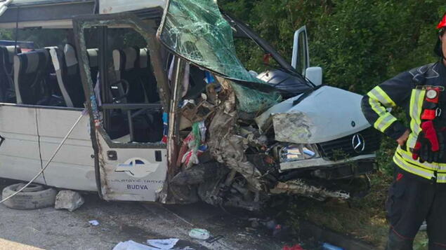 KOMBI SMRSKAN POSLE PREVRTANJA! Jezivi prizori iz Crne Gore! Poginula jedna osoba, 17 povređenih (FOTO)