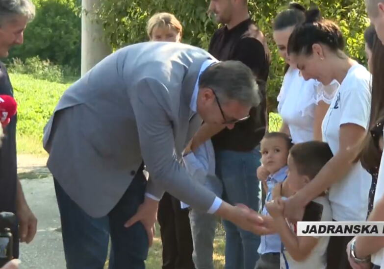 PORODICA TODOROVIĆ DOČEKALA VUČIĆA, ALI JE MALI LUKA UKRAO ŠOU: Predsednik imao pitanje za njega, ali je odgovor nasmejao sve do suza (FOTO)