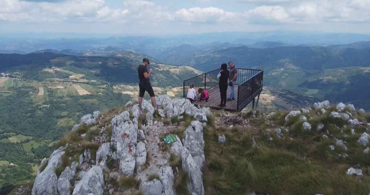 DECENIJAMA U SENCI POZNATIH PLANINA, A DANAS OSVAJA TURISTE Ljudi dolaze iz celog sveta na ovaj masiv, sa njega puca pogled na pola Srbije (FOTO)
