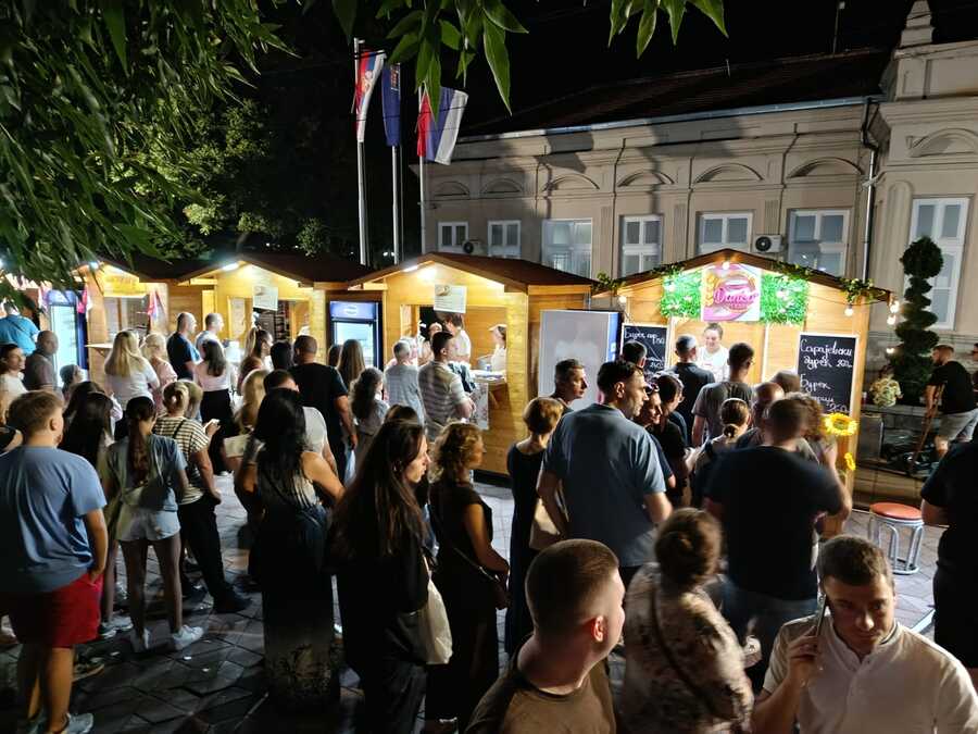 NIŠLIJE ZA 4 DANA POJELE 8 TONA BUREKA: Najtraženiji s čvarcima, slaninom i ajvarom, a evo koliko košta četvrtina
