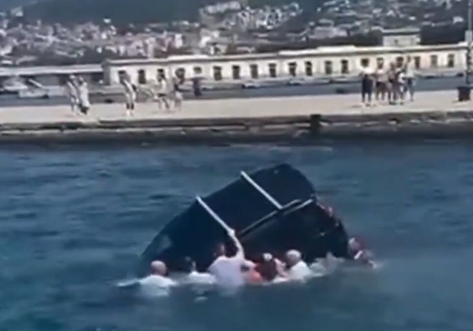 DRAMA NA JADRANU! Automobil udario u pristanište, pa upao u more, snimljena dramatična akcija spasavanja (VIDEO)