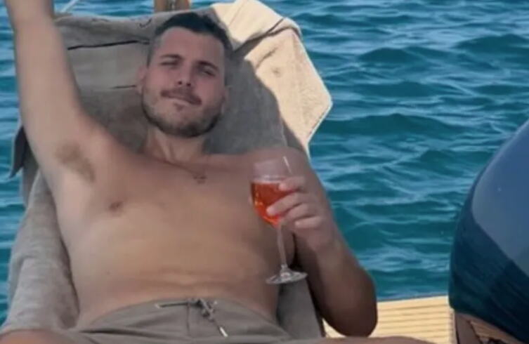 "OBRIJ SE ISPOD PAZUHA"Brenin sin dobio javnu kritiku zbog higijene, brutalno odgovorio: Kad budeš kupio karero... (FOTO)
