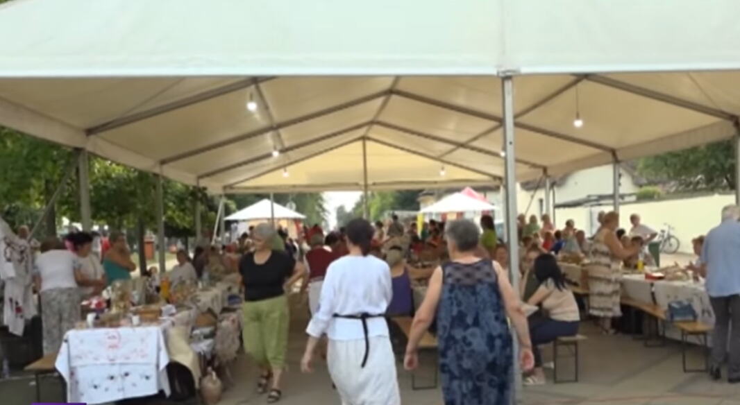 GASTRONOMSKI SPEKTAKL 25. JULA U PEĆINCIMA: "Kolači naših baka" mame brojne posetioce i mirišu na detinjstvo