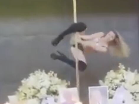 STRIPTIZETA ZAPLESALA OKO ŠIPKE NA SAHRANI! Razlog je NESVAKIDAŠNJI, pogrebnik u šoku: Mislio je da je video sve - otkriveno ko je tražio ovaj nastup (VIDEO)