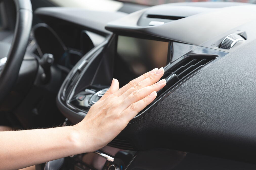 Jedno dugme čini da klima uređaj hladi dvostruko brže u automobili: Većina vozača to ne zna
