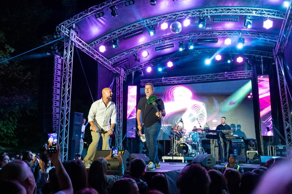 PONOVO PREKINUT NASTUP, ALI NA TRGU! Boban Rajović sišao među publiku, a onda je na binu izveo devojčicu koja je sve ostavila bez teksta! (FOTO+VIDEO)