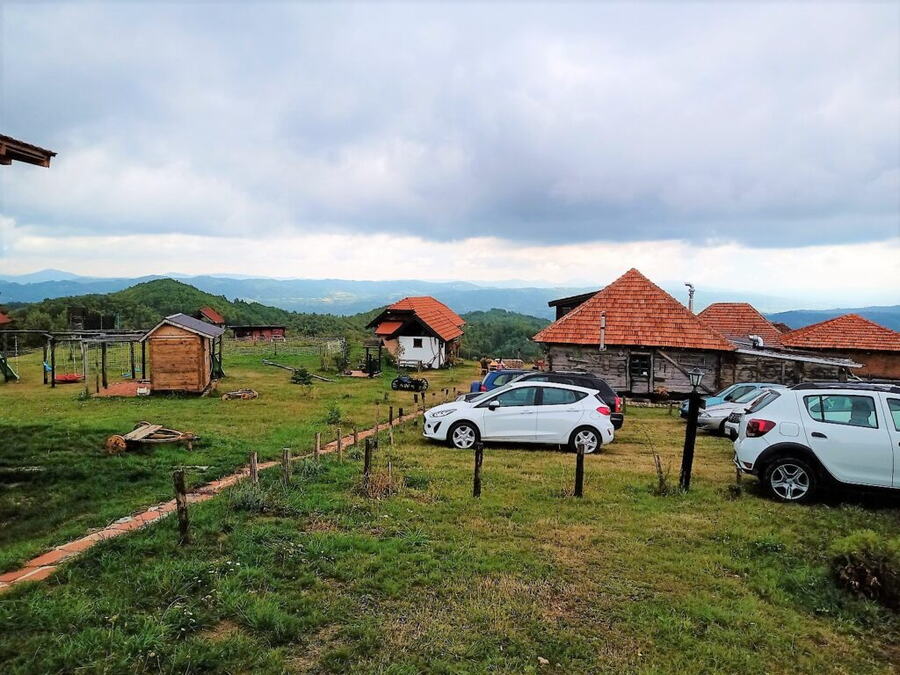 ZABORAVITE ZLATIBOR I TARU, NA SAMO 15 KM OD UŽICA LEŽI RAJ NA ZEMLJI! Ovde noćenje sa doručkom košta samo 32 evra, a izvoru u šumi pripisuju čuda! (FOTO)