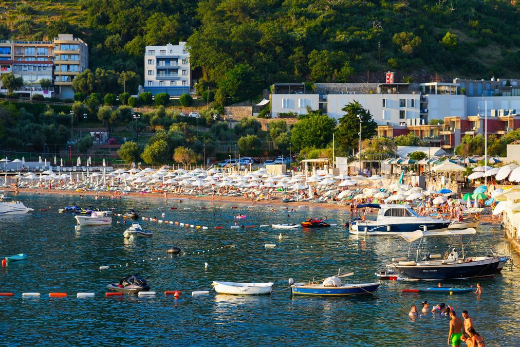 Rat za mesto na plaži u Crnoj Gori dobio novu dimenziju: Ovo još niste videli - "Aladin se parkirao u Pržnu" (Foto)