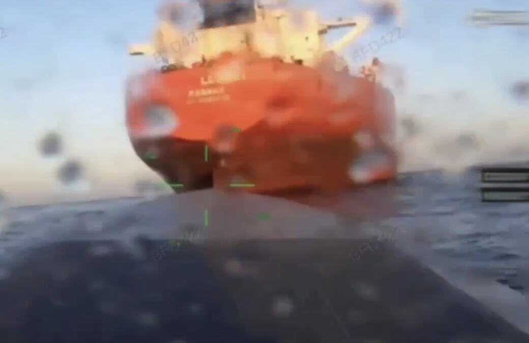 ŽESTOK NAPAD NA CRNOM MORU: Pomorski dronovi pogodili dva tankera! Plovilo juri velikom brzinom, a onda EKSPLOZIJA i prekid prenosa uživo! (VIDEO)
