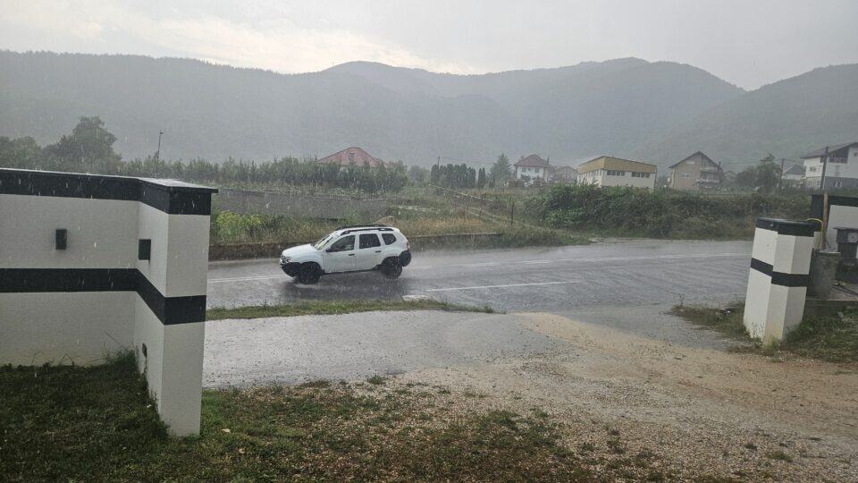 POTOP U OVOM SRPSKOM GRADU! Snažno nevreme se u trenu sručilo, reke teku ulicama - evo koji delovi su SLEDEĆI NA UDARU (FOTO)