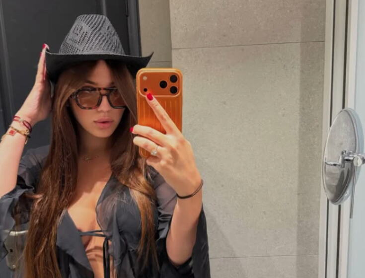 ZASIJAO PRSTEN NA RUCI UNE ČOLIĆ Oglasila se sa Mikonosa gde uživa sa 10 godina starijim biznismenom: Svi se pitaju samo jedno (FOTO)
