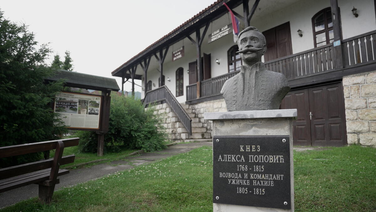 KNEZ ALEKSA GLEDA PONOSNO I PRAVO: Istina o spomeniku u Kosjeriću koji se okreće - nakon 10 godina radi se rekonstrukcija biste (FOTO)