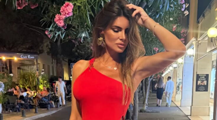 BIVŠA ŽENA DUŠKA ŠARIĆA ZAPALILA MREŽE Oglasila se iz Sen Tropea, pokazala kako se provodi: Njen izgled mami uzdahe: Vatreno crvena haljina i dubok šlic (FOTO)