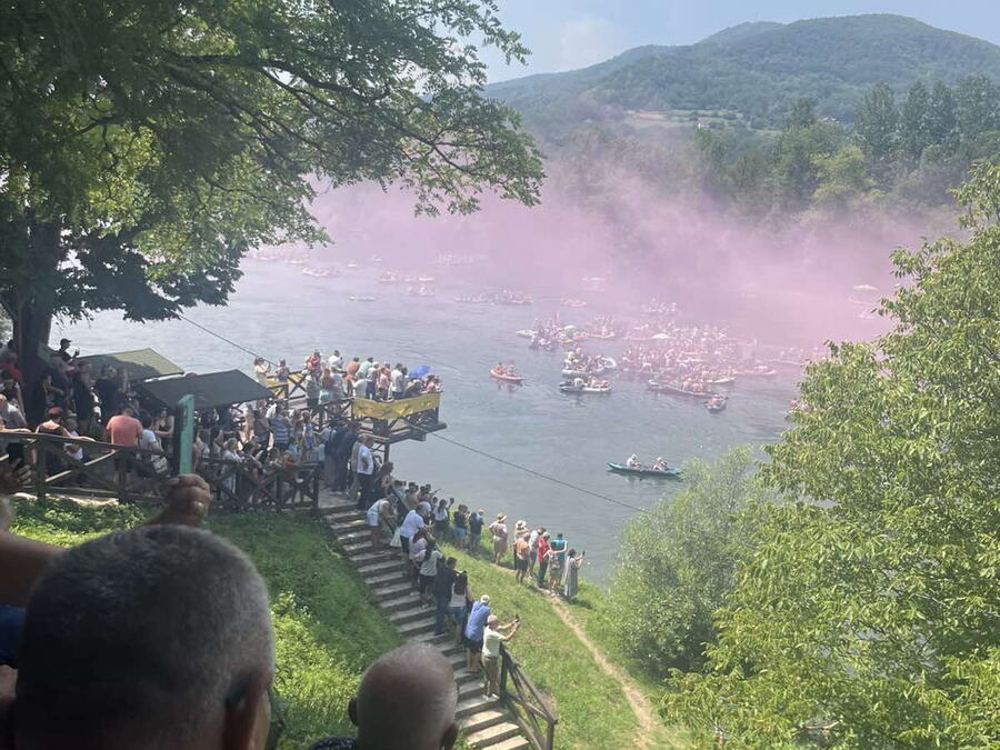 REKA LJUDI I ČAMACA PREPLAVILA DRINU! Više od 20.000 ljudi zaplovilo od Perućca do Rogačice: Baklje, srpske trobojke i luda zabava na vodi! (FOTO)