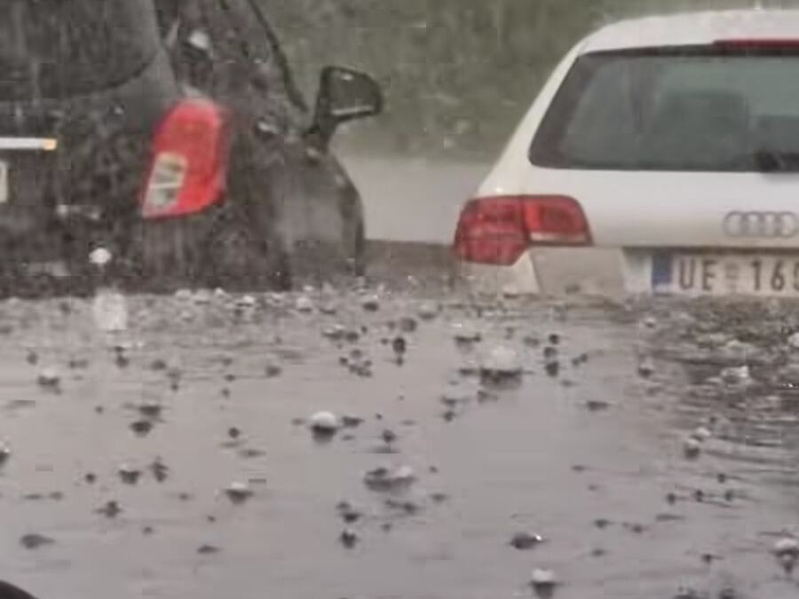 APOKALIPTIČNI PRIZORI NEVREMENA U SRBIJI, OPUSTOŠILO JOŠ JEDNO MESTO! Tukao i grad, saobraćaj u kolapsu - auta se JEDVA PROBIJALA kroz bujice (VIDEO)