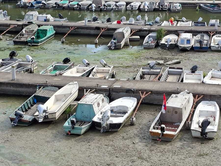 VODOSTAJ DUNAVA DOSTIGAO ISTORIJSKI MINIMUM: Čamci kod Apatina ostali nasukani na suvom, prizor šokirao meštane: OVO SE NE PAMTI (FOTO)