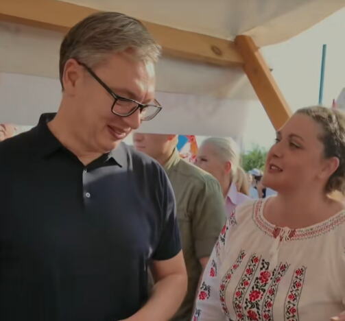 "POŠTO ČEKAMO NAŠEG PREDSEDNIKA, SPREMILE SMO MALI POKLON" Vučića ganuo dar vrednih Banaćanki: Ovo smo izvezle za Vas, da imate uvek uz odelo... (VIDEO)