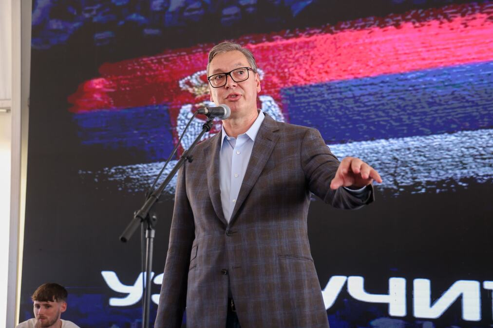 VUČIĆEV POTEZ TERA POLITIČKE PROTIVNIKE DA KONAČNO GOVORE O SVOM PROGRAMU Analitičari o izbornoj kampanji bez predsedničke funkcije i državnih resursa 