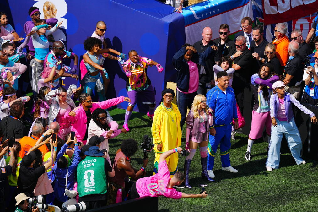 Ronaldinjo i Ronaldo provozali Madonu: Pop diva napravila spektakl na poluvremenu finala Svetskog prvenstva u fudbalu (VIDEO)