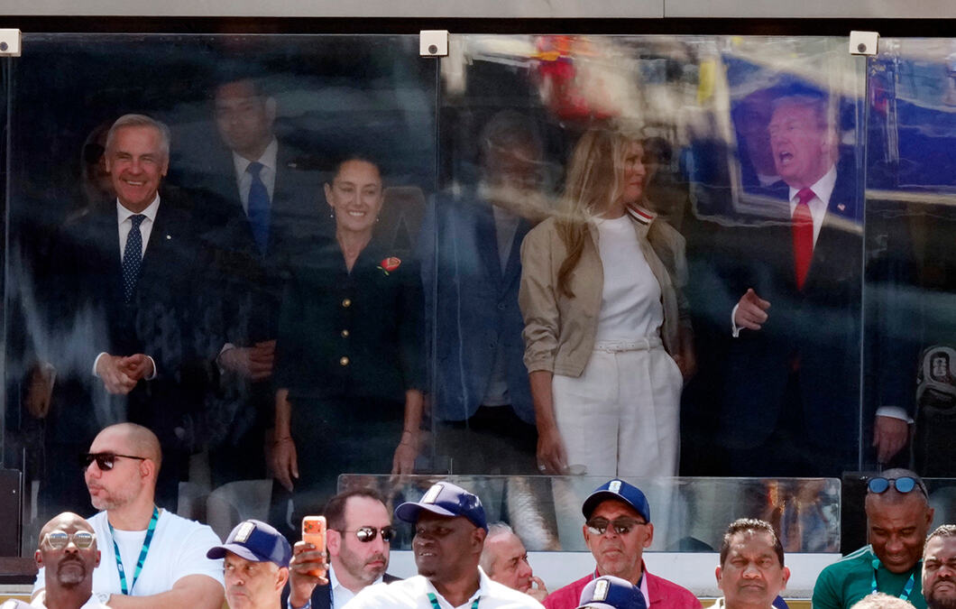 TRAMP SEO U PRVI RED PORED MOĆNIKA, ALI SVI GLEDAJU U MELANIJU! Neočekivani prizor na finalu Svetskog prvenstva, DRAMA NA TRIBINAMA (FOTO)