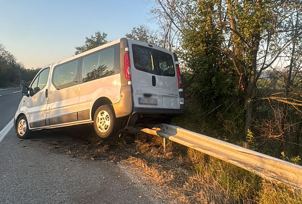 ČITAOCI KURIRA JAVLJAJU: Kombi pun Srba završio na bankini kod Velesa (FOTO)