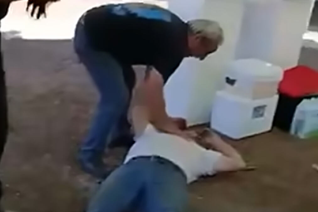 SVEŠTENIK UDARIO PESNICOM PREDSEDNIKA MESNE ZAJEDNICE! Nesvakidašnji prizor u porti crkve, policija odmah reagovala (VIDEO)