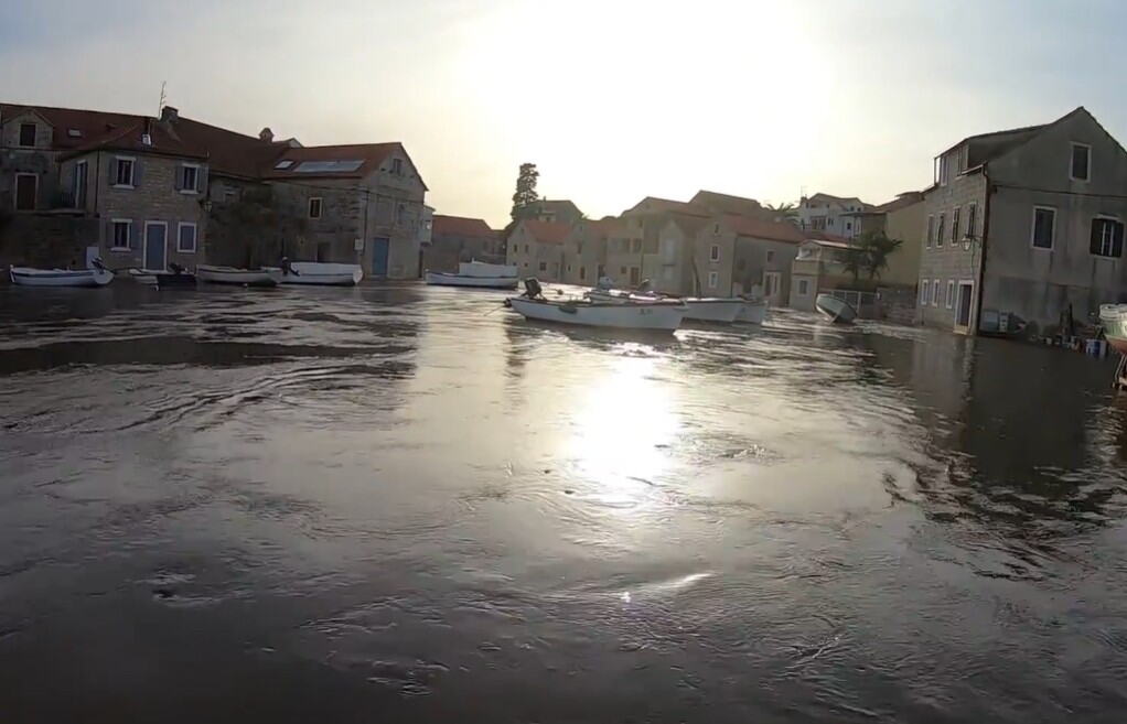 METEOROLOŠKI FENOMEN POGODIO OVO MESTO, SVE SE DESILO U SEKUNDI: Ljudi sedeli i pili kafu, a onda je počela OPŠTA BEŽANIJA - Evo šta je u pitanju