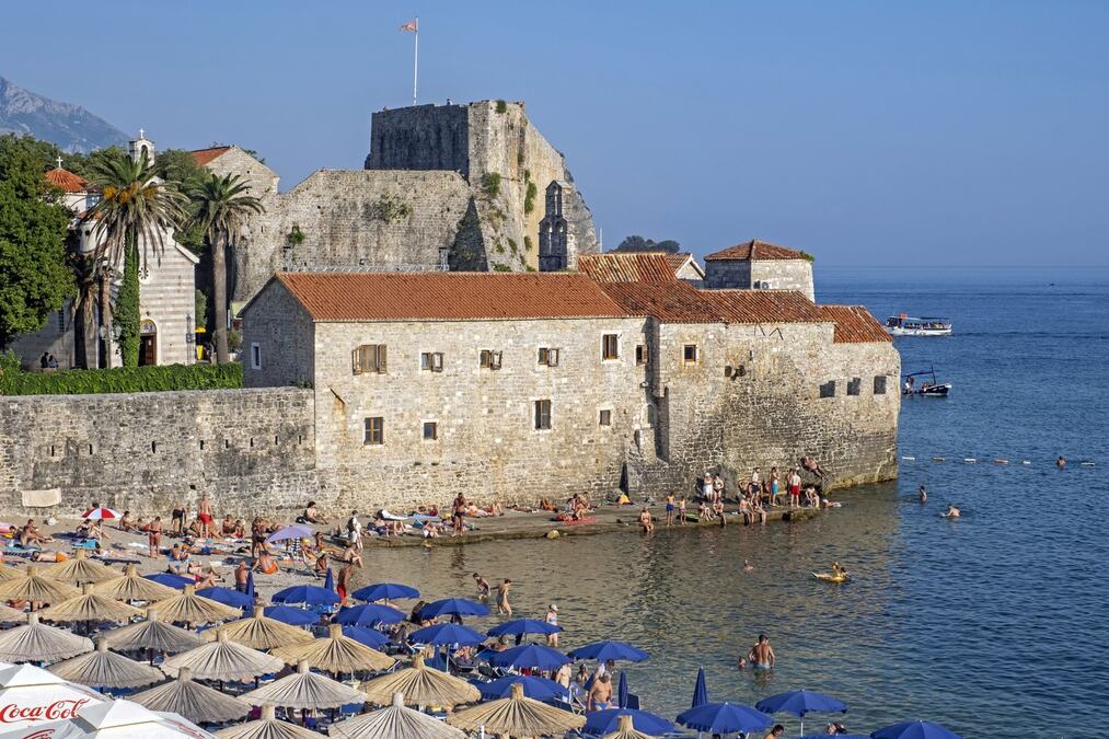 Ovako je Budva izgledala pre 63 godine: Na plažama nema gužve, ležaljki ni betona