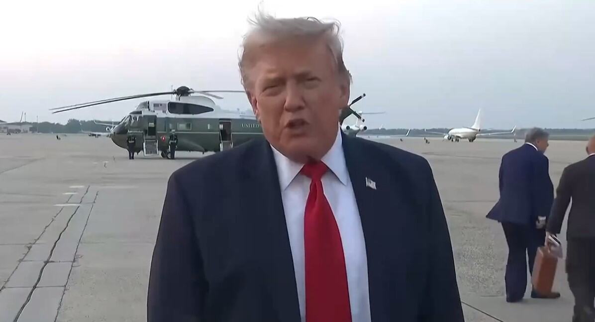 KO JE ČOVEK IZA TRAMPA? Nova teorija zavere trese Ameriku! Viralni snimak zapalio društvene mreže (VIDEO)