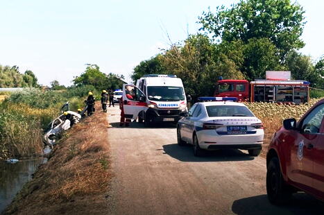STRAVIČNE SLIKE SA MESTA NESREĆE U NOVOM SADU: Tri tela pronađena u prevrnutom automobilu u kanalu, spasioci izvlačili vozilo iz vode (FOTO)