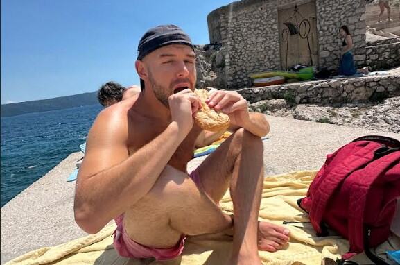 MLADI PEVAČ SE SKINUO NA PLAŽI: Antonio Krištofić pokazao kako izgleda njegovo leto, a jedan detalj posebno je nasmejao pratioce