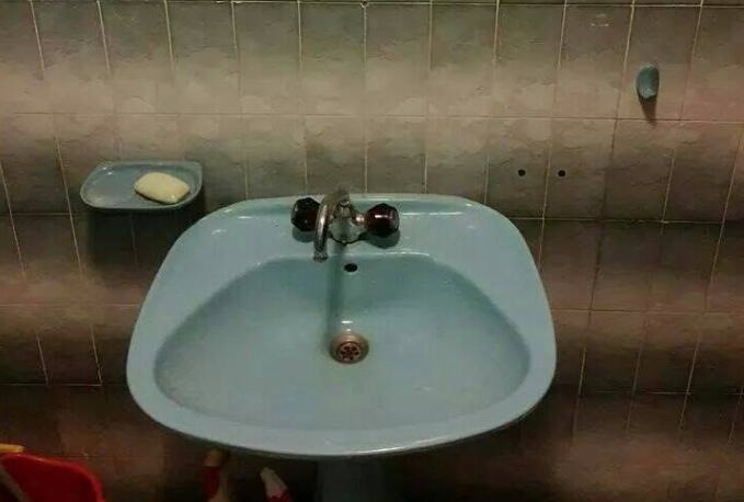 Ovom kafiću nije potrebno ogledalo u toaletu: Vlasniku na pamet pala urnebesna ideja (foto)