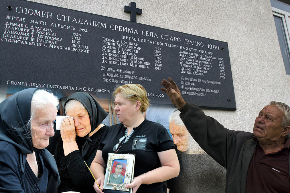 POBILI 14 SRBA, ZVERSKI IH MASAKRIRALI, PA TELA POREĐALI U KRUG! Zločin pod nosom britanskih jedinica Kfora sramno zataškan i zatvoren kao da se nije ni desio!