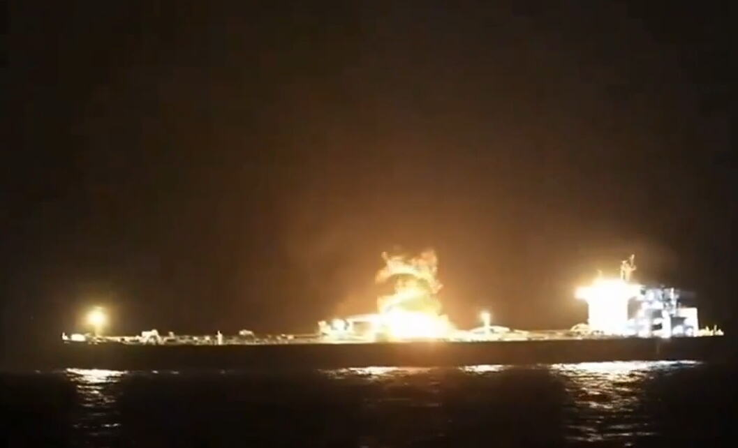 Tanker pogođen sa više projektila kod Katara, ima žrtava