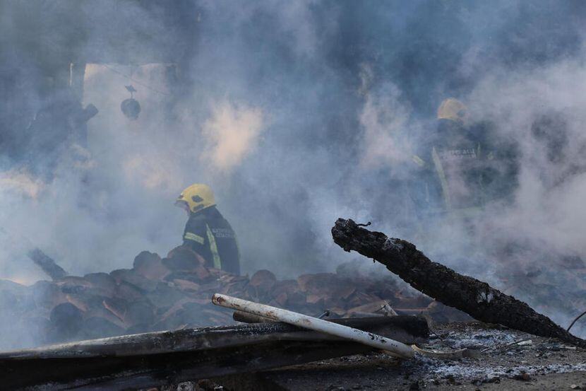 GROM UDARIO U KUĆU KOD UŽICA! Lazići u trenu ostali bez krova nad glavom, ogroman požar gutao sve pred sobom (FOTO)