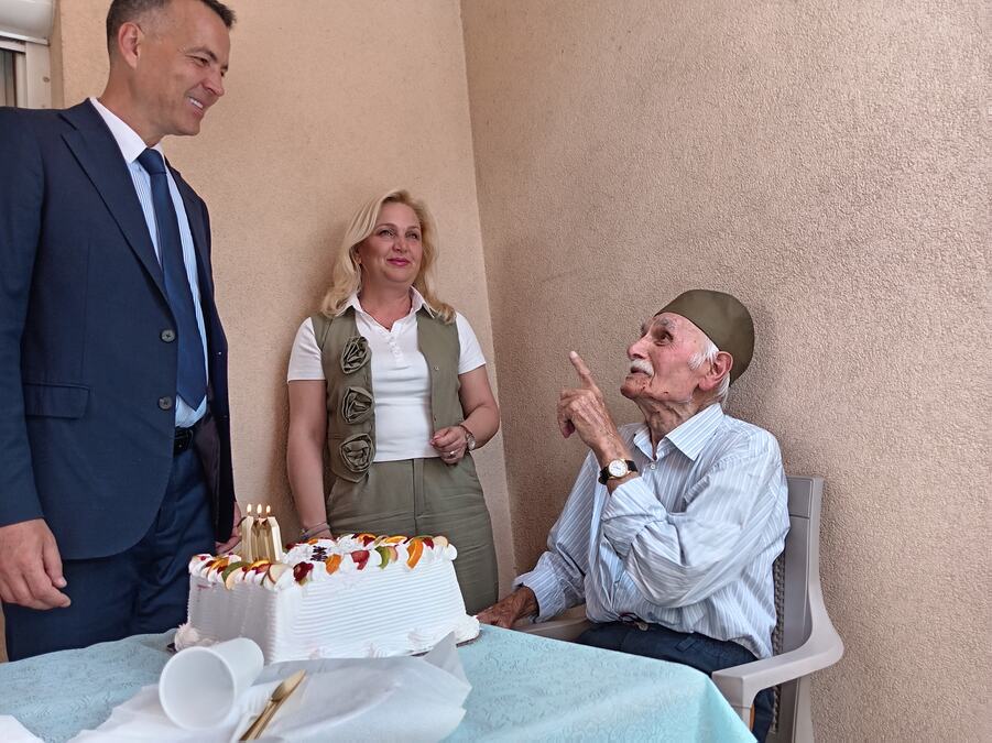 VOJISLAV STANKOVIĆ IZ KRUŠEVCA PROSLAVIO 100. ROĐENDAN! Recept za dug život: Rad i sloga u porodici i u komšiluku (FOTO)