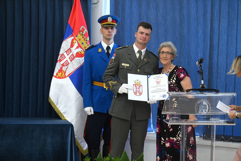Novi oficiri Vojske Srbije dobili diplome: Uručena priznanja najboljim kadetima Vojne akademije i VMA