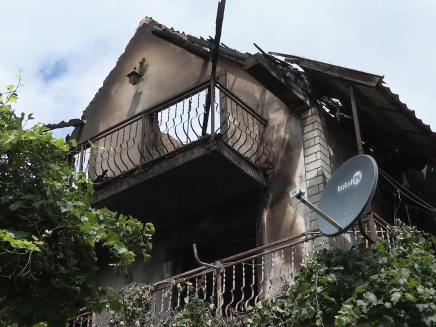 OVO JE OSTALO OD KUĆE NAKON UDARA GROMA: Jezive fotografije iz sela kod Užica, izgoreli krov, potkrovlje i ceo sprat (FOTO)