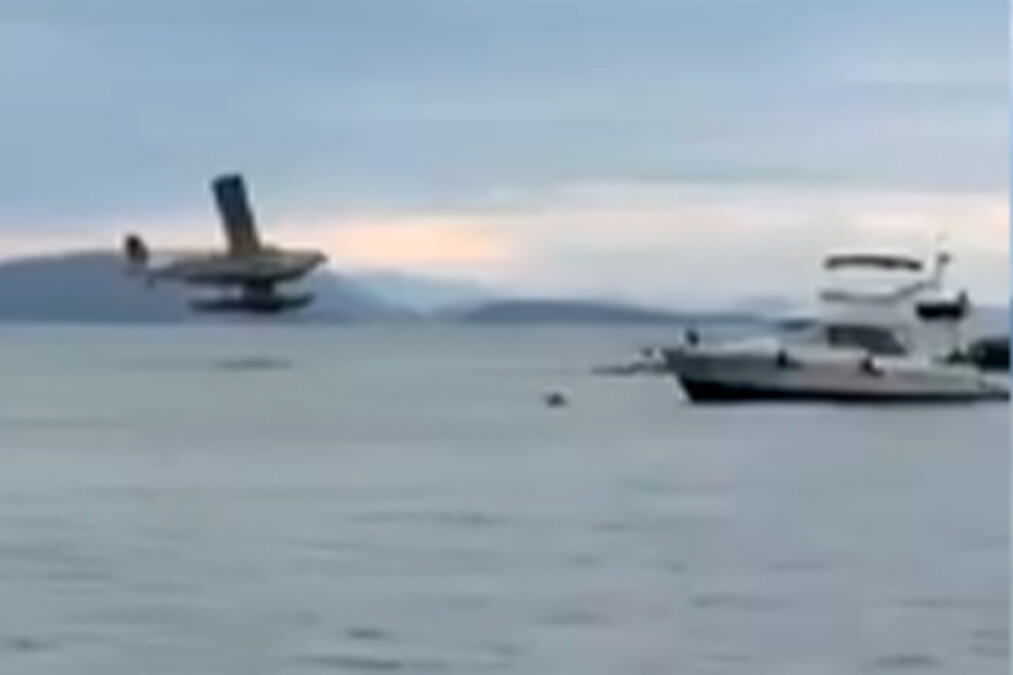 HIDROAVION PAO U MORE, PA SE ZAPALIO! Incident kod obale Vašingtona, ima povređenih, jedna osoba u KRITIČNOM stanju (VIDEO)
