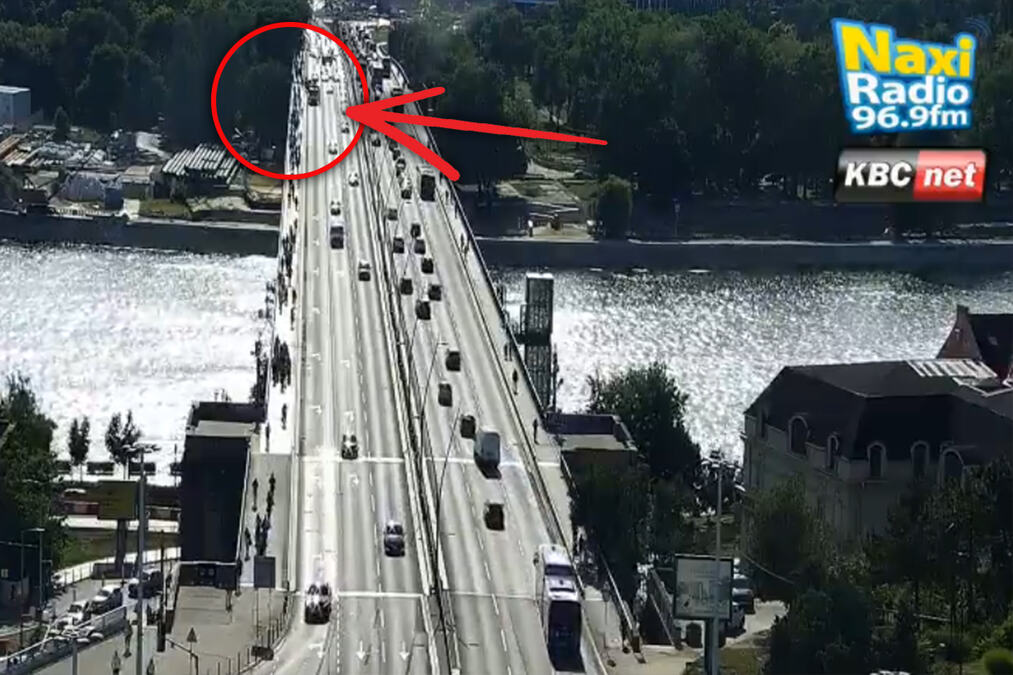 TEŠKA SAOBRAĆAJKA NA BRANKOVOM MOSTU! Auto se prevrnuo u smeru ka gradu, vozila prolaze jednom trakom - pogledajte jeziv prizor s mesta nesreće (FOTO)