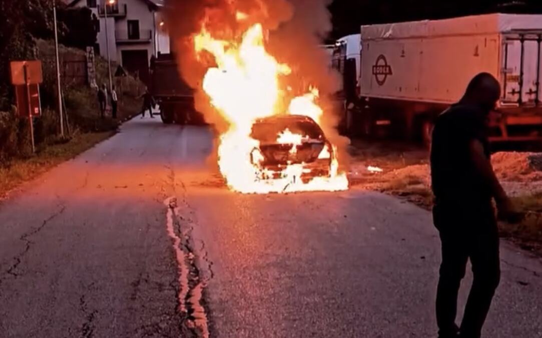 DRAMA KOD IVANJICE, VOZILO BUKTI NASRED PUTA! Poznati detalji požara na Katićima: Dim se širio na sve strane, ne zna se da li ima povređenih