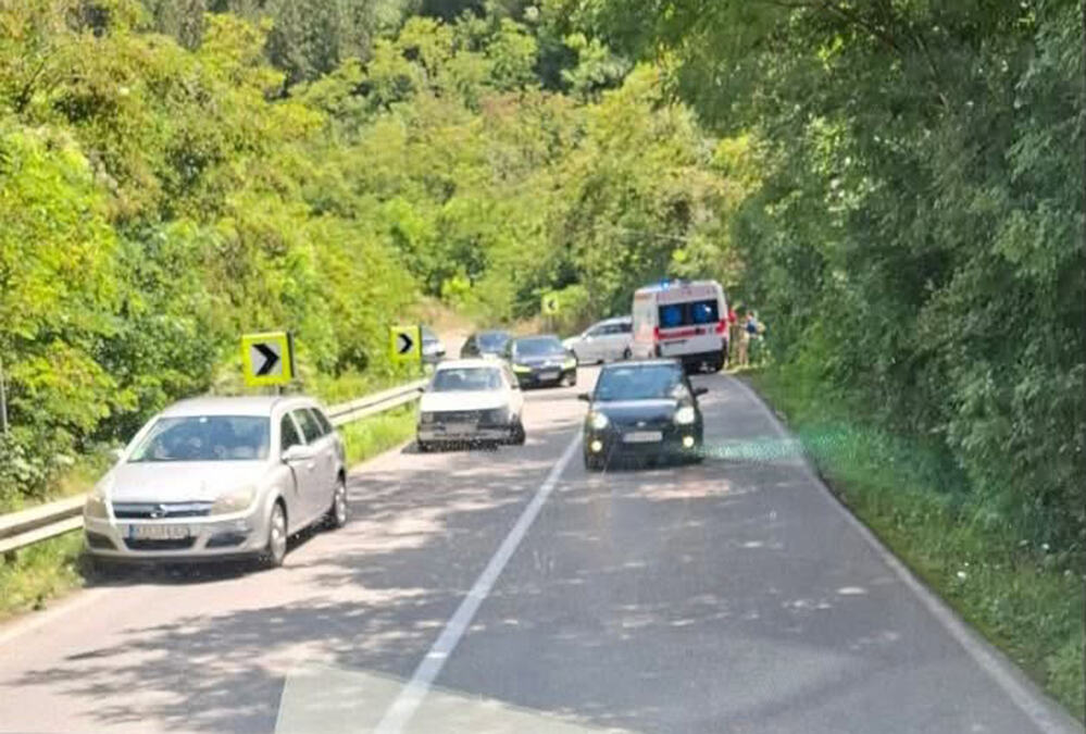 TEŽAK UDES NA IBARSKOJ MAGISTRALI: Sudarila se dva automobila, ima povređenih, put blokiran (FOTO)