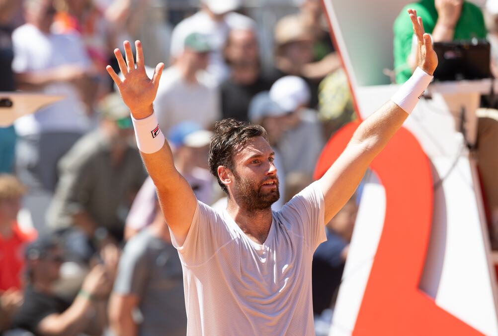 SENZACIJA U AUSTRIJI: Alis šokirao branioca titule i stigao do trofeja karijere
