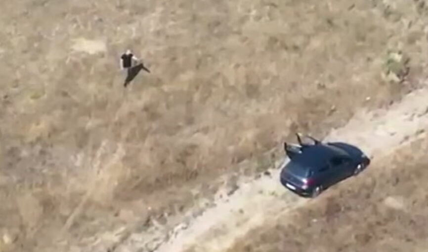 UZNEMIRUJUĆI VIDEO! POSLEDNJI TRENUCI MONSTRUMA: Ubio Kostu i Lelu, ćerku im DRŽAO KAO TAOCA 12 sati! Policajac je uzeo u naručje i počeo da beži USLEDIO HOROR