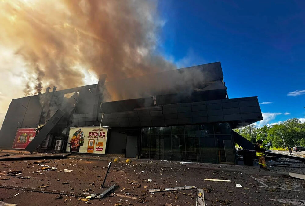 STRAVIČAN RUSKI NAPAD NA CIVILE! Dete (10) među poginulima nakon udara ruskog drona na supermarket, Kijev, Harkov i Zaporožje ponovo na meti