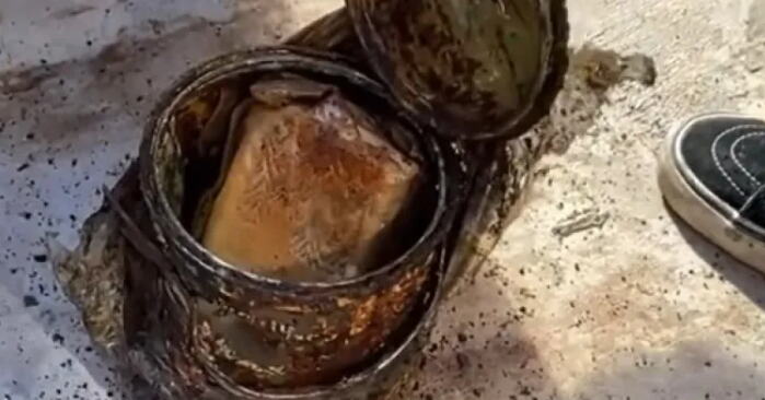U zidu kuće stare više od 100 godina pronašli trulu posudu: Kad su je otvorili, sunce ih obasjalo (VIDEO)