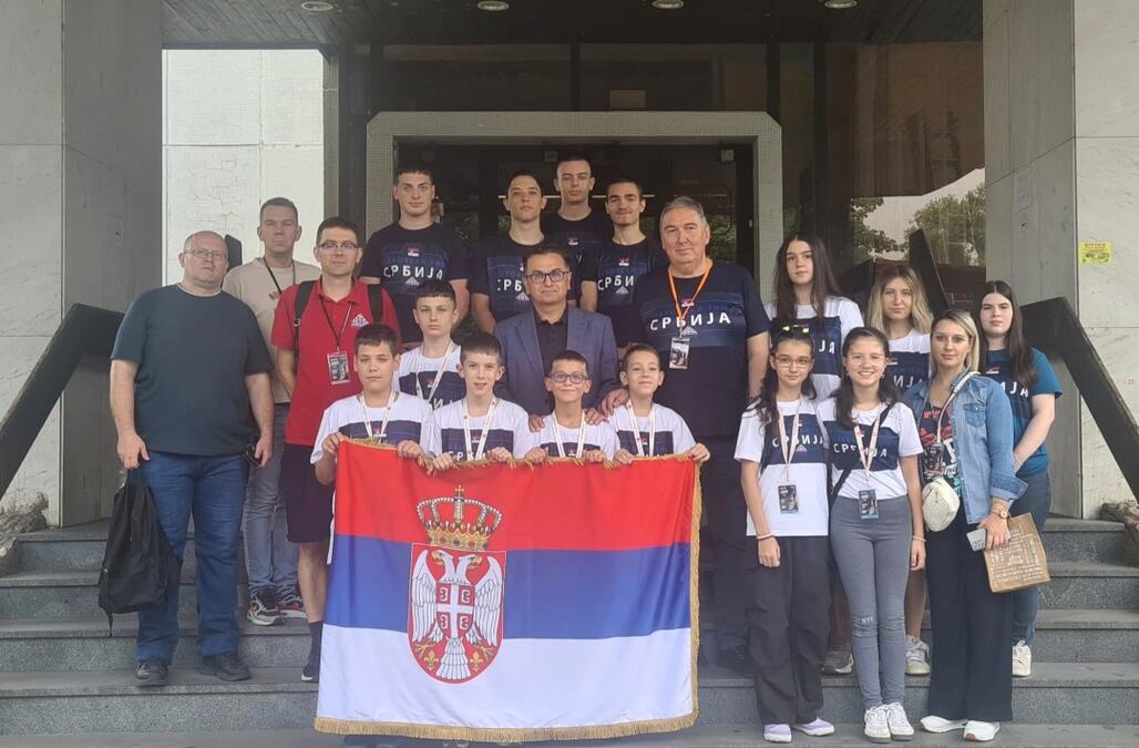 PODRŠKA REPREZENTACIJI SRBIJE: Ambasador Vekić posetio naše šahiste na EP u Pardubicama