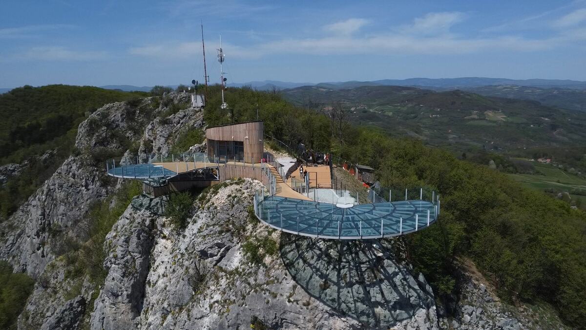 SRBIJA DOBIJA NEVEROVATNU TURISTIČKU ATRAKCIJU: Jedinstveni stakleni vidikovac na vrhu Kablara - Skajvok, otvara se u četvrtak tačno u podne! (FOTO)
