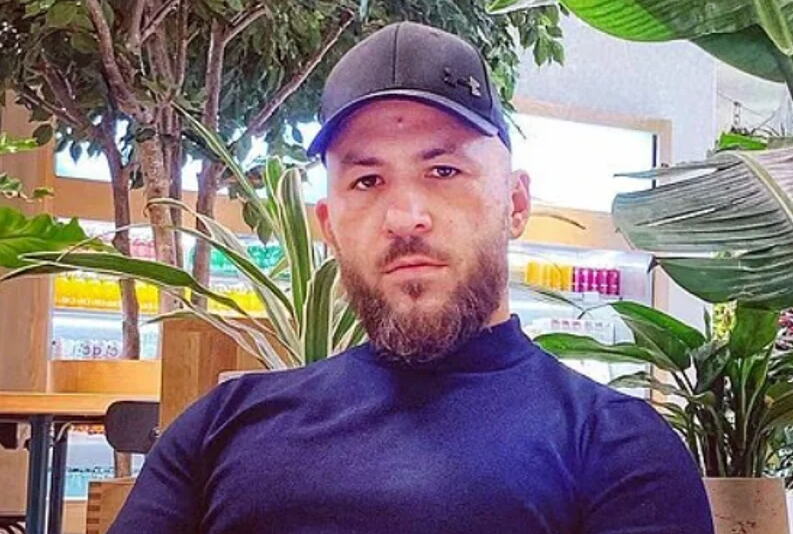 OZLOGLAŠENI ALBANSKI DILER IZBEGAO DEPORTACIJU NA NEVEROVATAN NAČIN: Lagao da dolazi iz Srbije, sada se vadi na ĆERKICU! Bura u Britaniji - "Neka ide sa njim"