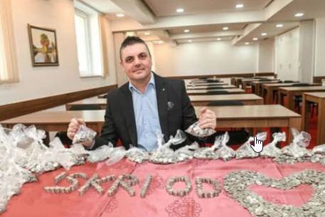 Sudbina ovog konobara slama srce! Bojan 4 godine skupljao kovanice, pa 54 kg novca odneo deci oboleloj od raka: "Tako čuvam sećanje na moju pokojnu ženu"